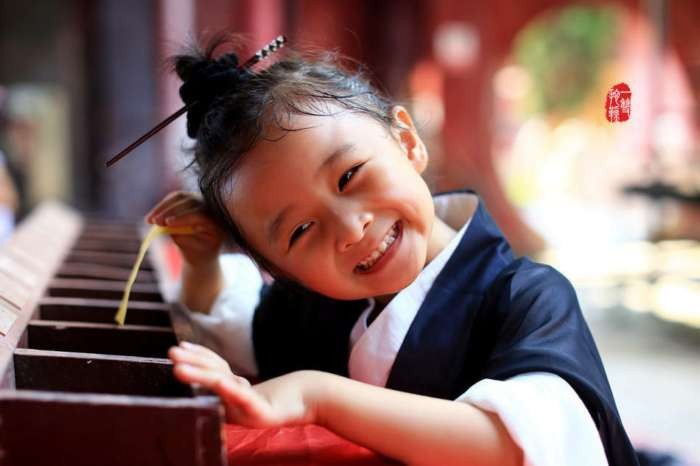 Loạt hình ảnh về cuộc sống của nữ tu sĩ nhí đạo Lão lan truyền trên mạng và ngay lập tức thu hút được sự chú ý bởi sự đáng yêu và dễ thương của nó.