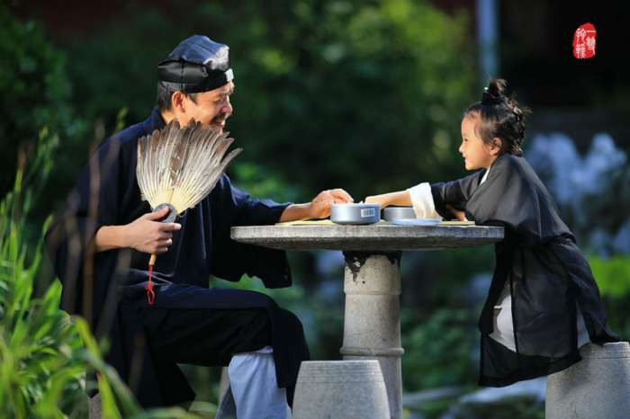 Đấu trí khi chơi cờ vây với sư phụ của mình.