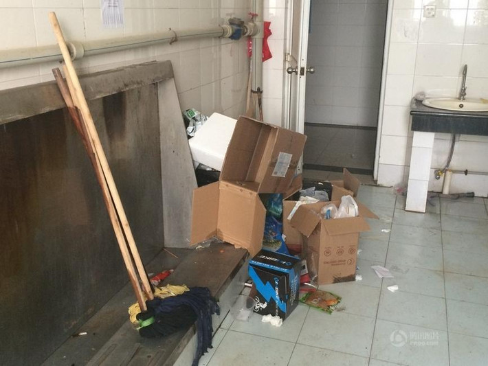 Nhà vệ sinh tắc còn rác thải thì chất đống mà không có dấu hiệu được xử lý.