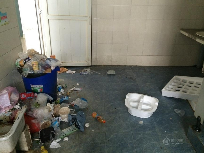 Tất cả mọi ngóc ngách đều có thể nhìn thấy hàng đống rác bốc mùi hôi thối.