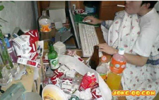 Sinh viên có thể ngồi trên đống vỏ thuốc lá các loại nước ép mà không mảy may nghĩ đến chuyện dọn dẹp.