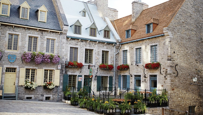 Thành phố cổ Quebec được thành lập vào đầu thế kỷ 17, thành phố cổ cũng được UNESCO công nhận là di sản thế giới. Nó nổi tiếng vì được xây dựng trên vách đá, nhuốm màu thời gian và lịch sử với các nhà thờ, tu viện và các di tích như Citadel, Chateau Frontenac và Place Royale. Dạo bước tại đây, bạn sẽ chìm đắm trong không gian của tôn giáo và sự yên bình, nhẹ nhàng, buông bỏ mọi phiền muộn của cuộc sống.