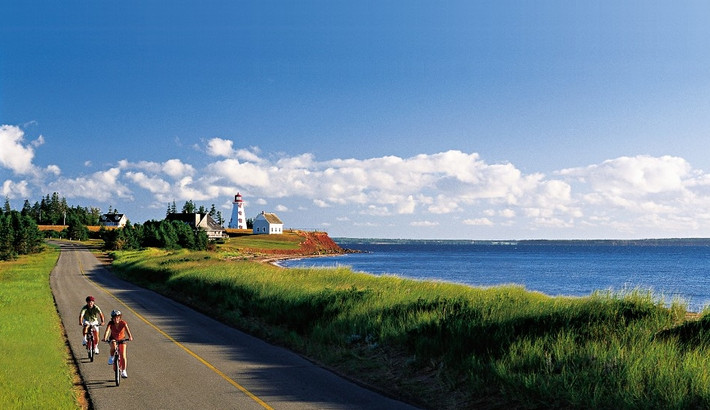 Prince Edward Island là tỉnh nhỏ nhất của Canada, nó trở nên nổi tiếng khắp thế giới bởi có nhiều bãi tắm đẹp, hải sản thì ngon tuyệt, kiến trúc thu hút và những vách đá đỏ nổi tiếng được miêu tả trong tiểu thuyết cách đây cả trăm năm.