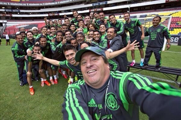 Nhằm đánh dấu một mùa hè tuyệt vời, HLV Miguel Herrera đã nghĩ ra ý tưởng đặc biệt. Chiến lược gia 46 tuổi triệu tập tất cả học trò và chụp một tấm ảnh tự sướng để chứng tỏ tinh thần đoàn kết của đội tuyển.