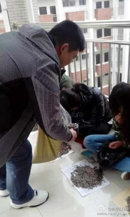 Bên cạnh đó là những nhận xét chỉ trích hành vi ăn quà vặt trong lớp của các sinh viên: "Thật thiếu ý thức, trong khi thầy giáo đang truyền thụ kiến thức cho họ thì họ lại tỏ ra thờ ơ và thiếu tôn trọng giáo viên của mình, họ nên biết xấu hổ về hành vi của mình".