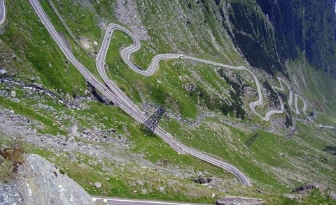 Transfagarasan là con đường cao và lãng mạn nhất Romania. Đây là con đường nối liền Transylvania với Wallachia. Transfagarasan dài khoảng 90km với nhiều các đoạn rẽ quanh co. Tạp chí Top Gear từng bình chọn con đường này như là con đường đẹp nhất thế giới.