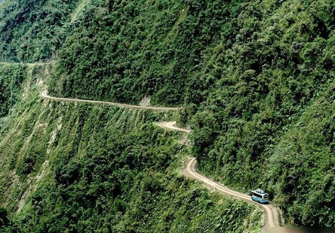 Đường North Yungas Road, Bolivia nổi tiếng với độ nguy hiểm khủng khiếp qua cái tên "Death Road" (con đường tử thần). Chiều rộng của con đường chết chóc này chỉ không quá 3m, chưa kể kèm với điều kiện thời tiết khó khăn như mưa và sương mù. Chỉ cần trượt chân thì du khách có thể rơi tự do từ độ cao 600m.