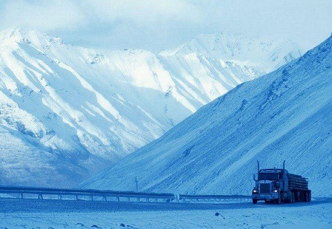Đường Dalton, Alaska, Mỹ không quá cao những là thử thách với những tay lái xe trong cái lạnh thấu xương suốt 666km. Cùng với cái lạnh là việc mất sóng điện thoại liên tục cũng khiến con đường này thêm khắc nghiệt.