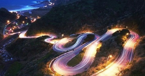 Đường Lysebotn ở Na Uy nối liền Lysefjord và Sirdal. Con đường này chỉ mở 5 tháng trong năm để du lịch qua hai ngọn núi Rogaland và Vest Agder. Con đường được khai trương năm 1984, có điểm cao nhất khoảng 932m so với mặt nước biển.