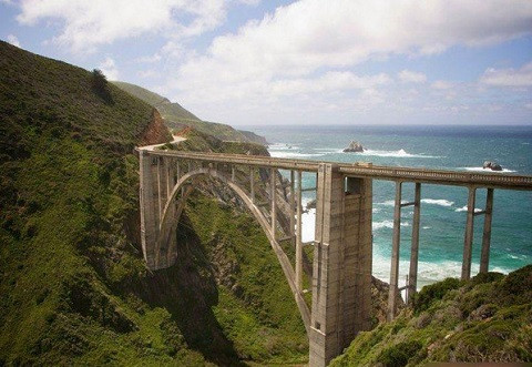 Đường bang California số 1, Mỹ. Nếu đi trên con đường này, bạn sẽ thoải mái ngắm cảnh biển tuyệt đẹp trước mắt. Tuy nhiên, vì quá cao nên những ai yếu bóng vía cũng không nên "bén mảng" đến đây.