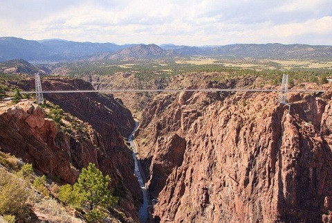 Đường quốc lộ 82, Colorado, Mỹ. Với độ cao 3,688m so với mặt nước biển, con đường này tuyệt đối không dành cho những ai sợ độ cao.