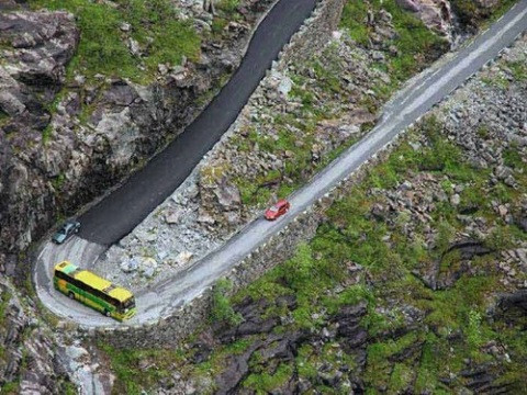 Đường núi Trollstigen ở Na Uy nằm ở trung tâm của Romsdal, một trong những điểm du lịch nổi tiếng nhất ở Na Uy. Những ngọn núi bao quanh con đường Trollstigen rất to lớn bao gồm: núi Kongen, núi Dronningen, và núi Bispen.