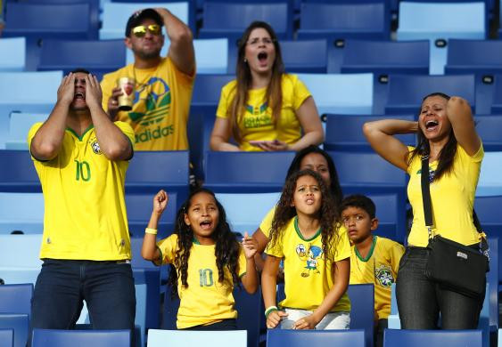 Gương mặt đầy biểu cảm tiếc nuối của cổ động viên Brazil trong trận Brazil - Mexico.