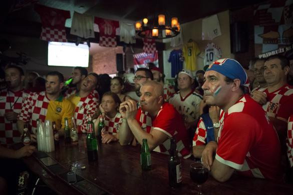Hàng chục gương mặt buồn thảm của cổ động viên Croatia khi theo dõi trận Croatia và Brazil.
