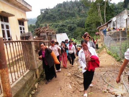 Cô dâu người dân tộc Thái cũng đi dép lê về nhà chồng do đường đi nhiều đoạn bùn bẩn.