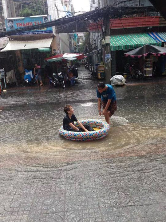 Trời mưa thì mặc trời mưa, mưa mà to quá ta chơi phao nè! Ảnh: Kiệt Trần/ FB R.B.