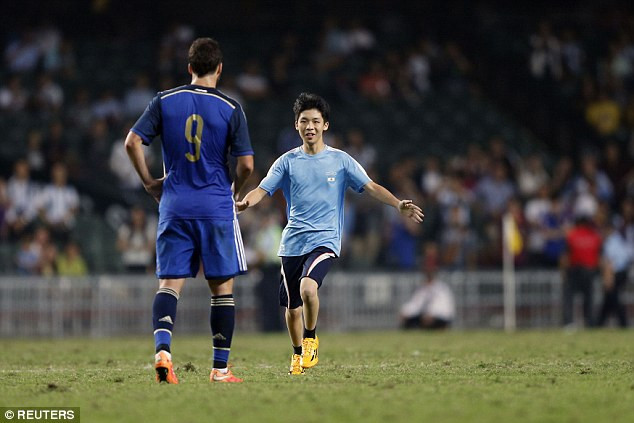 Trong trận giao hữu giữa Argentina với Hong Kong vào tháng 10/2014, vì quá yêu Messi nên một CĐV nhí đã lao xuống sân ôm lấy anh và trận đấu đã phải tạm hoãn đến 7 phút. Ảnh: Reuters.