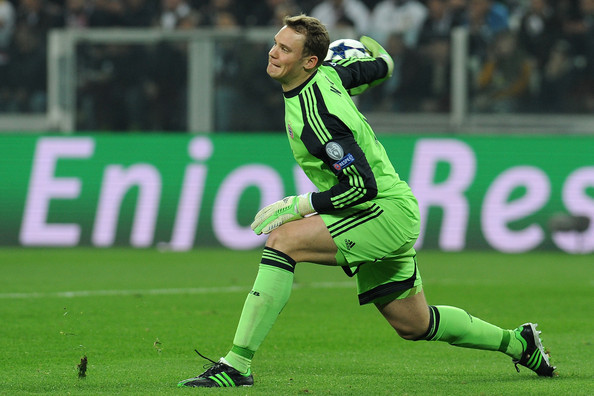 1. Manuel Neuer (Bayern Munich/Đức): Mùa giải vừa qua là mùa giải rất thành công của Neuer trong màu áo CLB cũng nhưng ĐTQG. Thủ môn này đã cùng ĐT Đức vô địch World Cup 2014 tại Brazil và anh cũng là một nhân tố quan trọng giúp Bayern Munich đăng quang tại Bundesliga. Ảnh: Zimbio.com.