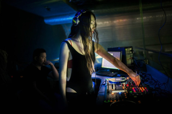 Những DJ nữ trẻ tuổi, xinh đẹp và bốc lửa trong trang phục hở hang không phải là hiếm tại những thành phố lớn của Mông Cổ.