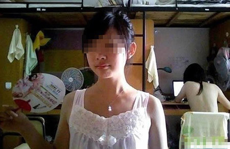 Vô tư ở trần và không ngại ngần ghi lại khoảnh khắc đáng xấu hổ này.
