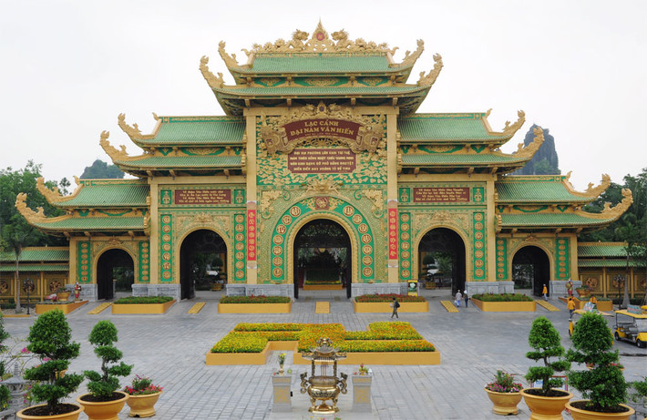 Khu du lịch Đại Nam: Vào thời điểm này, mọi người đang dồn về khu du lịch Đại Nam vào mỗi cuối tuần vì thông tin mở cửa miễn phí đến hết năm. Theo thông cáo mới nhất mà Đại Nam đưa ra, khu du lịch sẽ miễn phí vé vào cổng, khu kim điện, khu tắm biển nhân tạo, vườn thú và một số trò chơi.