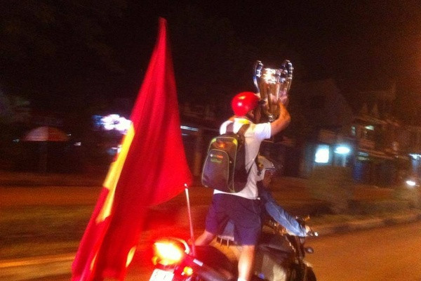 Trên đường phố Pleiku, các cầu thủ U19 HAGL đi trước, dẫn theo sau là đoàn dân chúng, fan reo hò vui vẻ mừng chức vô địch đầu tiên của đội bóng. Ksor Úc được chở trên xe máy, phía sau có một lá quốc kỳ đi dạo khắp các con đường của phố núi để khoe với bà con.