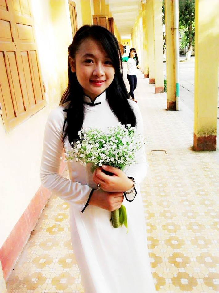 Ngoài việc học giỏi, xinh đẹp, Thủy còn là một người con hiếu thảo, hoàn cảnh gia đình đặc biệt khó khăn nên vừa kết thúc kỳ thi đại học cô bạn đã đi làm thêm kiếm tiền phụ giúp bố mẹ.