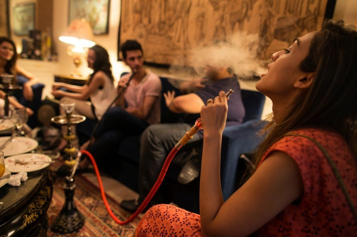 Giới trẻ giàu có của Pakistan sống thoải mái khi họ có thể tụ tập với nhau nghe nhạc, tiệc tùng và để hút một số loại cỏ kích thích.