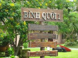 Đến với Khu du lịch Bình Quới, bạn sẽ thấy lòng mình trở nên thanh thản lạ thường trong một vùng không gian thanh bình, trong lành và thoáng đãng bên bờ sông Sài Gòn lộng gió. Bình Quới nổi tiếng với những thảm cỏ non xanh mượt mà, cùng bóng mát của những hàng dừa nước nghiêng mình bên dòng kênh Sở Nhật.