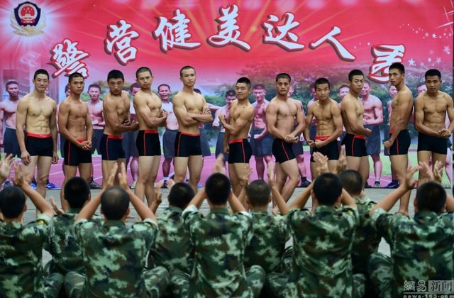 Đa số cư dân mạng đều bình luận đầy cảm hứng về cuộc thi lần này và khen ngợi khả năng rèn luyện cũng như thân hình rắn chắc, vững vàng của các chiến sĩ cảnh sát.