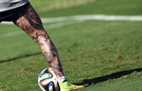 Không có cơ bắp săn chắc được bằng CR7 nhưng Meireles lại khoe thứ khác đặc biệt hơn đó là hình xăm. Cầu thủ này đã xăm kín cả một bên chân phải, cũng là chân thuận sút bóng của mình.
