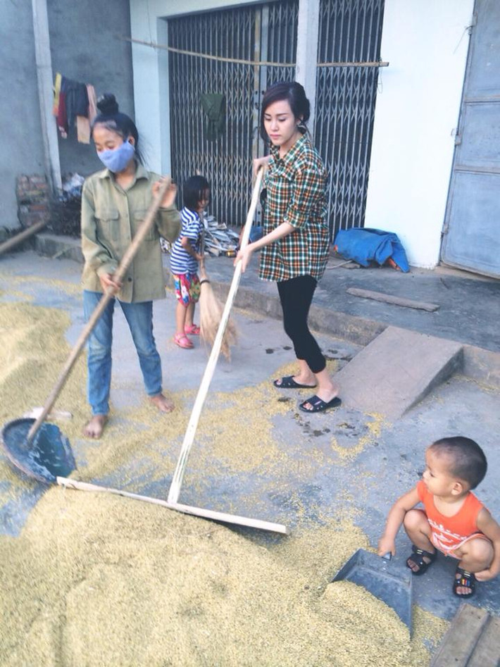 Hình ảnh đi dép ướt vào sân phơi lúa bị cho là kệch cỡm của Tưng. Tuy nhiên, những hình ảnh mới nhất của Tưng và lời giải thích trên trang cá nhân của cô nàng về miền quê của mình đã khiến cư dân mạng gỡ bỏ bớt nghi ngờ.