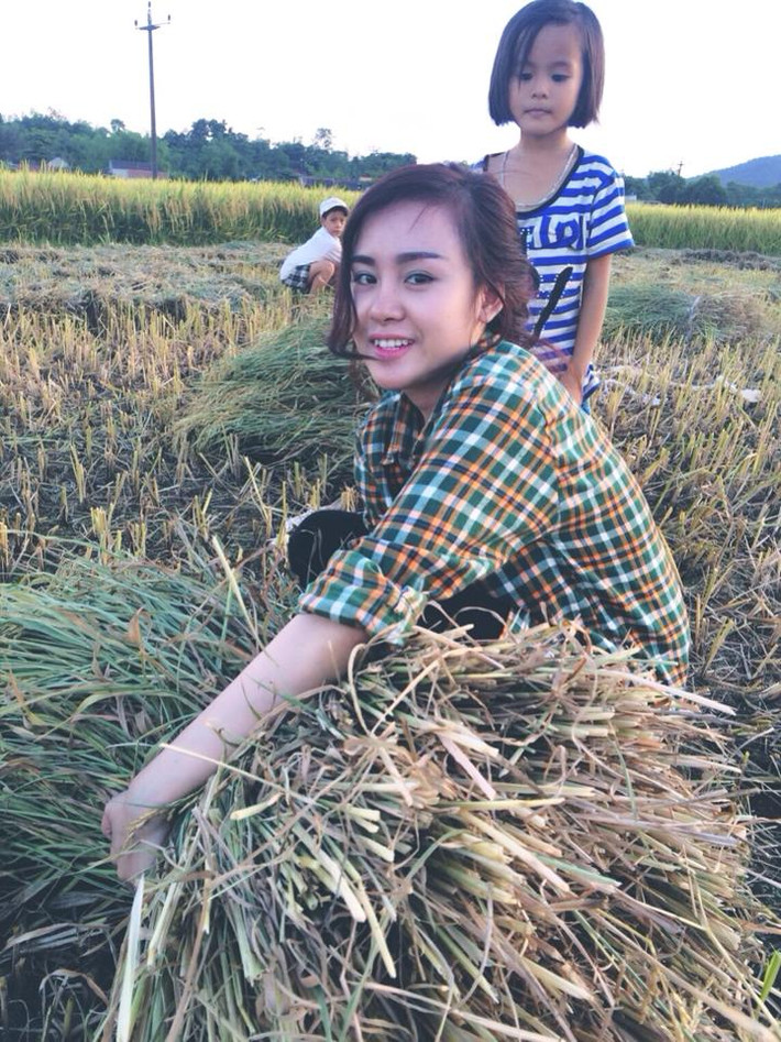 Những hình ảnh đầu tiên hóa thôn nữ của Tưng nhận được rất nhiều ý kiến chỉ trích, nghi ngờ cô nàng giả tạo vì trang điểm đẹp...
