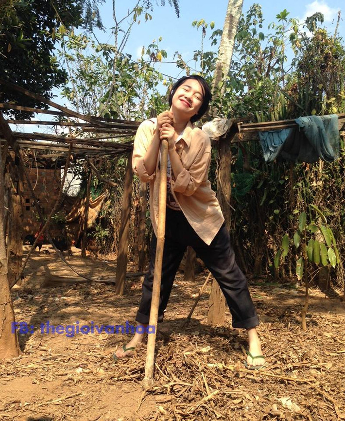 Tiếp theo là "hot girl bánh tráng" Nhã Phương khoe ảnh về quê làm nương giúp gia đình tại Đắc Lắk. Nguồn: Fb Thegioivanhoa.
