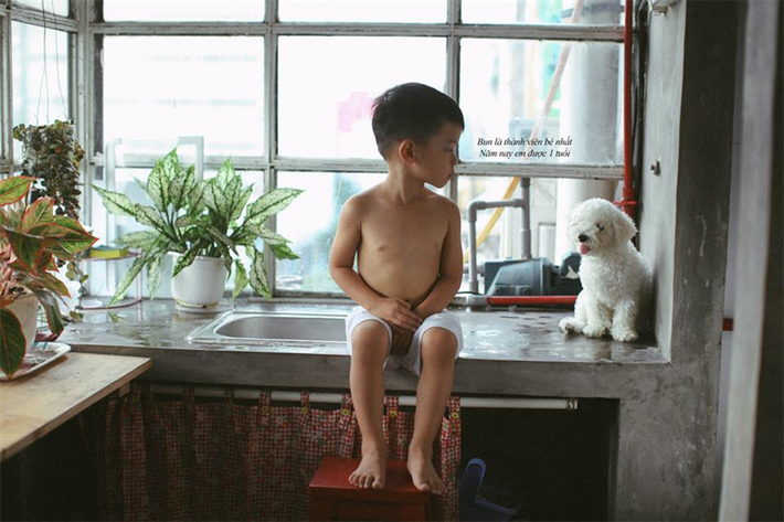 Mẹ của bé Lăng đã phải thốt lên: “Chết rồi, nó không phải là con chị nữa!" khi thấy con trai mình hóa thân quá xuất sắc vào vai con trai của 1 ông bố đơn thân.
