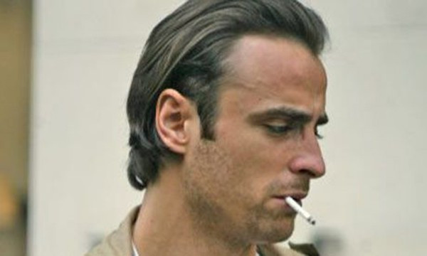 Lại thêm một cựu ngôi sao của MU bị phát hiện phì phèo thuốc lá, đó là Dimitar Berbatov. Dù vậy, lí do giải thích cho sở thích "xấu xí" của Berbatov là "muốn trông đàn ông hơn".