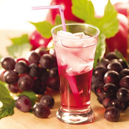 Hơn nữa, quả nho chứa polyphenol có thể bảo vệ các tế bào và các chất trong cơ thể, chống lại sự hình thành các gốc tự do. Vì vậy ăn nho giúp con người trẻ lâu, làm giảm nếp nhăn, tăng sức đề kháng, chống lại sự xâm nhập của các loại virus.