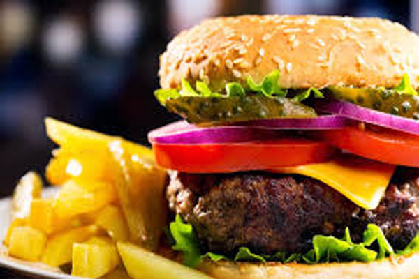 1. Burger là món bánh mì kẹp thịt. Tuy nhiên, nếu bạn thêm pho mát và khoai tây vào thì có thể là thảm họa của chất béo. Hãy yêu cầu phục vụ món Burger 90% nạc thăn cùng rau diếp và cà chua. Thịt bò là nguồn tuyệt vời của kẽm, khoáng chất tăng cường hệ miễn dịch trong mùa lạnh chống cúm.