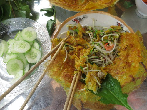 Bánh được ăn với các loại rau trong vườn nhà như: đọt bằng lăng, đọt xoài, đọt điều, lá mơ…Để ngon miệng người ta còn xắt củ sợi cải trắng, củ cải đỏ bóp sơ qua nước muối, xả lại nước lạnh vắt khô rồi thả vào chén nước chấm.