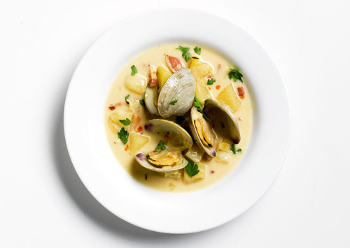 Canh ngao miso. Sau khi ngao mở miệng, cho một muỗng canh miso vào (chú ý hào tan miso trước khi vào nồi), rắc hành thái nhỏ lên trên là đã có một món canh mang đậm hương vị Nhật Bản.