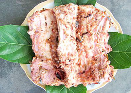 Thịt lợn muối chua Tuyên Quang. Đây là món ăn độc đáo của người Dao Tiền. Món này được làm làm từ 4 nguyên liệu chính thịt lợn, riềng, cơm nếp, lá cơm đỏ. Người ta đem thịt ướp với muối, riềng, lá cơm đỏ, cơm nếp (có thể là cơm tẻ) để nguội.