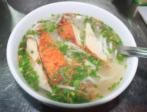 Làm chả cá cũng rất đơn giản: hành, tỏi, tiêu, gia vị giã nhuyễn trộn với thịt cá, phần cá đã nạo cho vào cối quết thật nhuyễn, món chả cá càng quết nhuyễn thì thịt càng dai, và quết cho đến khi thật nặng tay mới thôi. Sau đó, chả được vê lại để chiên hoặc hấp