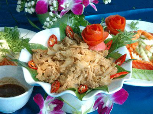 Ống nứa được úp trên những dòng suối trong lành để 2-3 ngày sẽ lên men. Thịt chua Phú Thọ thường ăn kèm với bánh tráng, lá sung, lá ổi, lá đinh lăng... và chấm cùng tương ớt hạt tiêu