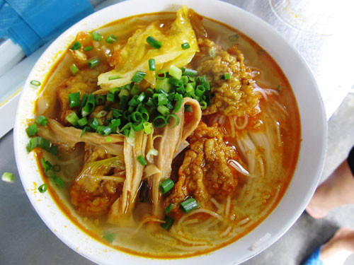 Chả cá Đà Nẵng. Chả cá Đà Nẵng giữ nguyên được vị ngọt của cá tươi, lại càng thơm ngon, đậm đà bởi những gia vị tẩm ướp đi kèm. Món này ăn với bún rất tuyệt.
