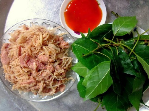Để làm nên món thịt chua đặc trưng của vùng đất Hà Giang cần có một gia vị quan trong đó là thính gạo rang. Sau khi tẩm uớp các loại gia vị, người ta đem gạo rang vàng lên, sau đó giã thật nhỏ và trộn đều với thịt.