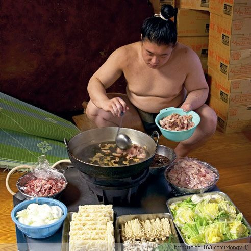 Một đô vật muốn trở thành võ sĩ sumo thì họ phải trải qua một quá trình đào tạo và luyện tập vô cùng khó khăn. Trong các trận thi đấu, trọng lượng cơ thể càng nặng thì càng chiếm lợi thế, chính vì thế việc “vỗ béo” cũng là một bước rất quan trọng trong việc đào tạo võ sĩ sumo.