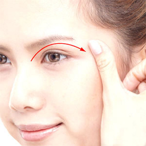 Massage mí mắt. Thường xuyên massage nhẹ nhàng mí mắt sẽ giúp kích thích tăng trưởng lông mi. Nhẹ nhàng dùng ngón tay để massage khu vực dọc theo bờ mi 1 lần vào sáng sớm hoặc trước khi ngủ.