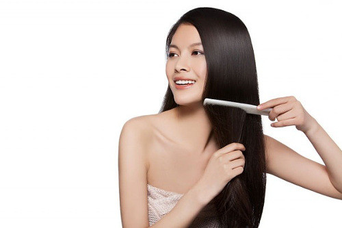 Dùng lược phù hợp. Lựa chọn lược phù hợp rất quan trọng, nó giúp lưu thông mái tóc. Chải tóc hàng ngày giúp làm tăng lưu lượng máu đến da đầu của bạn và điều này sẽ làm giảm ngứa.