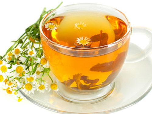 Đợi dung dịch nguội rồi vớt hết những nhánh hương thảo ra và dùng nước này để xả tóc sau khi gội đầu.