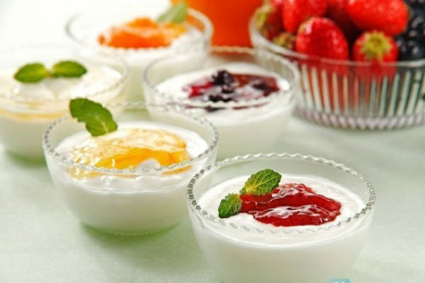 2. Sữa chua Hy Lạp với hoa quả. Tất cả mọi loại sữa chua đều không giống nhau. Sữa chua Hy Lạp rất giàu protein, ít đường và rất ngon miệng. Chỉ cần một cốc sữa chua Hy Lạp không béo với hoa quả, một ít mật ong và bánh quy là một bữa ăn phụ tốt cho sức khỏe.